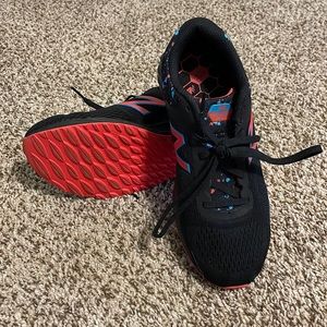 Kids New Balance sz 5 tennis shoes EUC